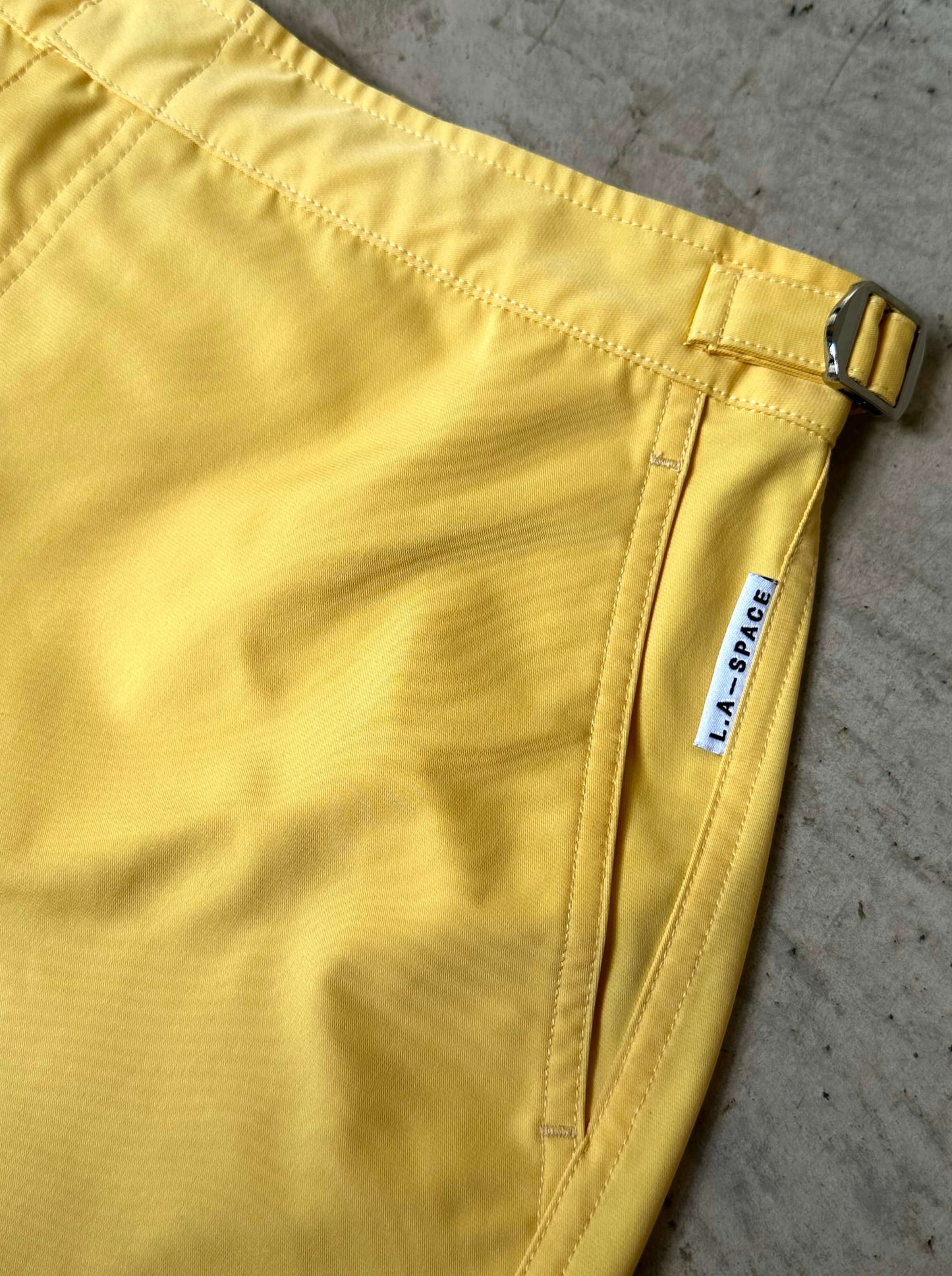 'MR LUXE' TAILORED MID-LENGTH SHORT YELLOW