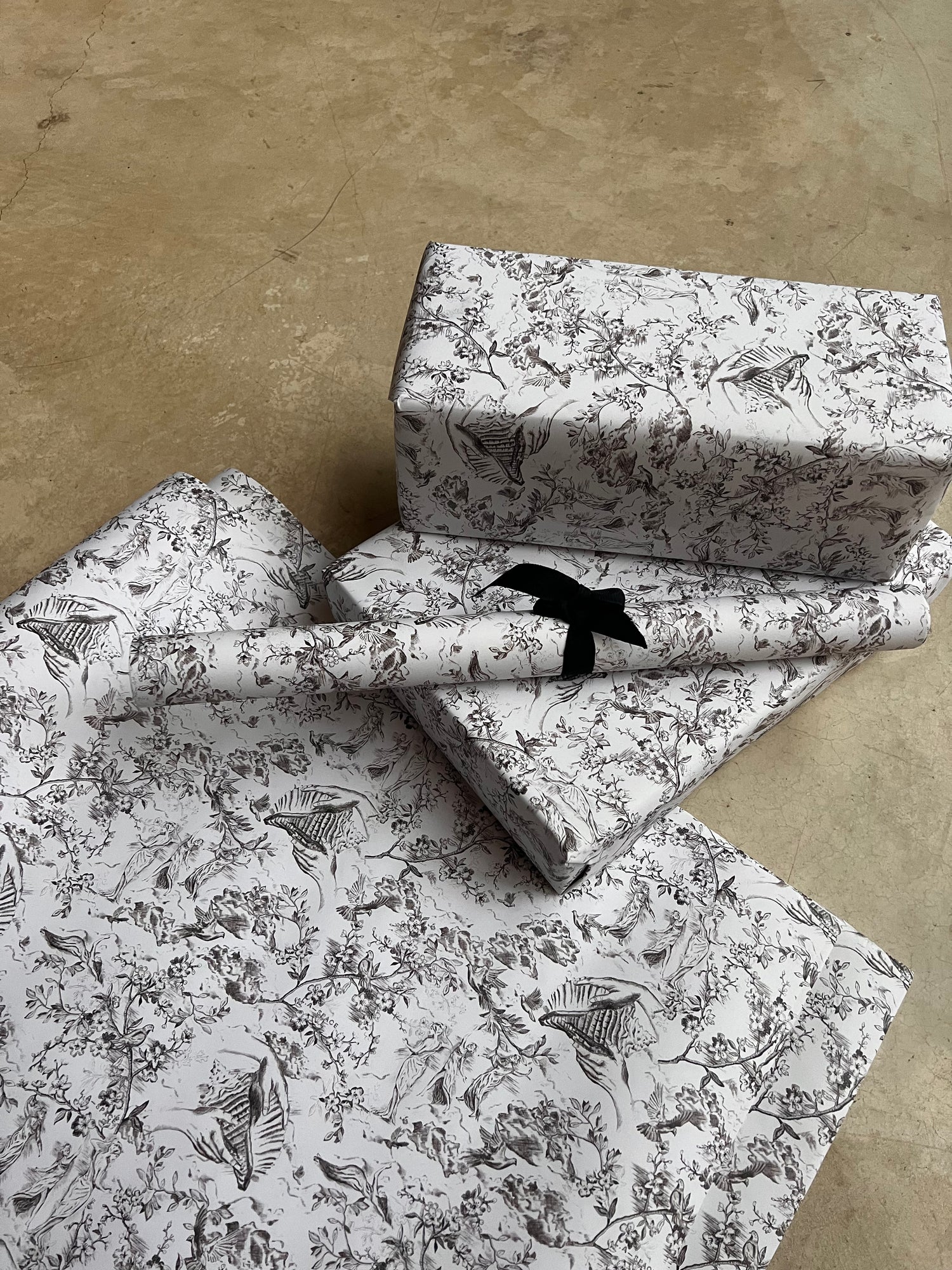 5 Signature Toile Gift Wrap Sheets & 5 Tags