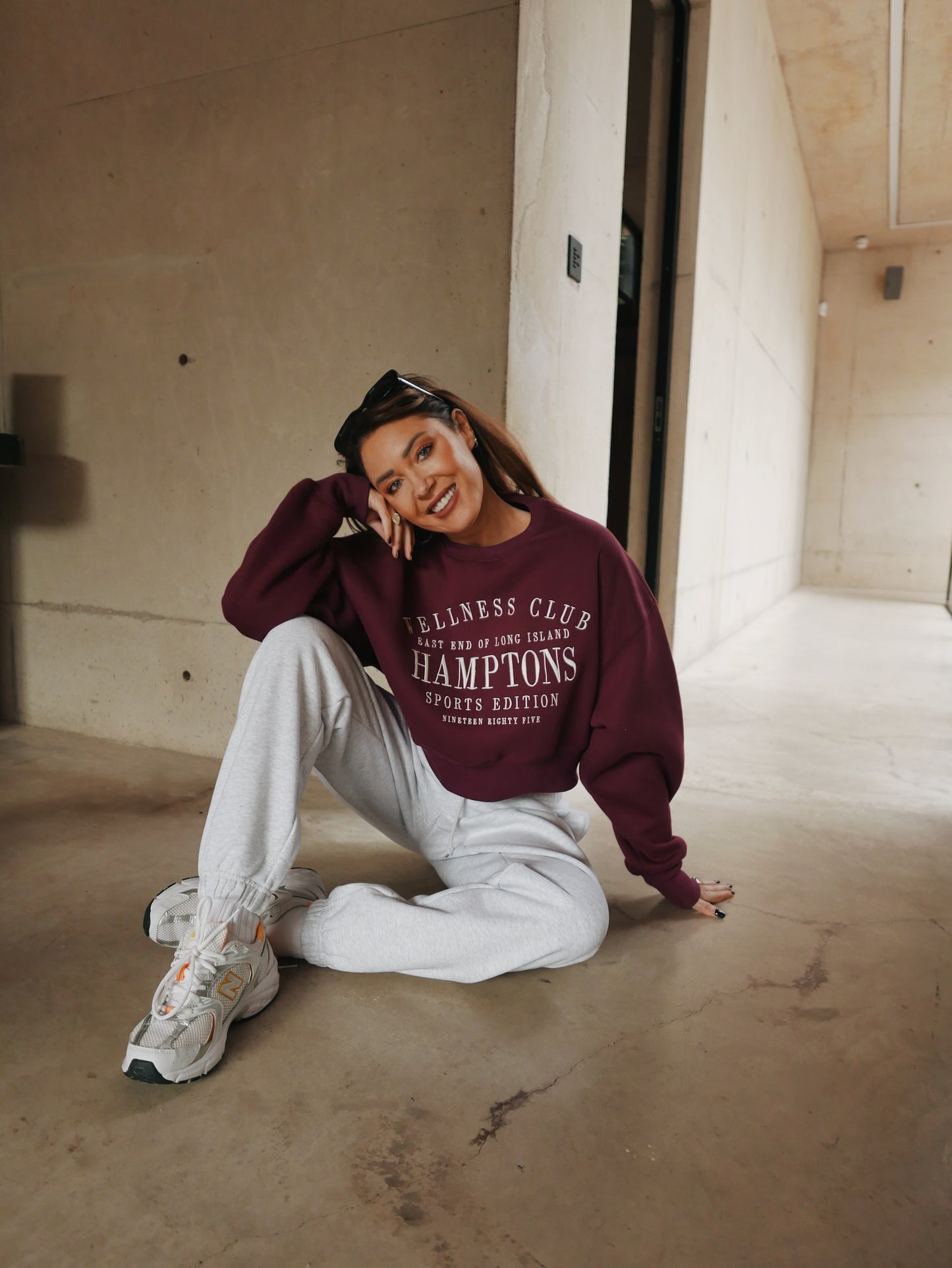 ‘HAMPTONS' EMBROIDERED CROPPED SWEATSHIRT